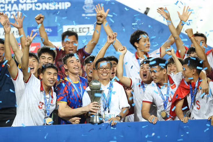 Thầy trò HLV Hoàng Anh Tuấn mừng chức vô địch Giải U23 Đông Nam Á 2023 - Ảnh: VFF