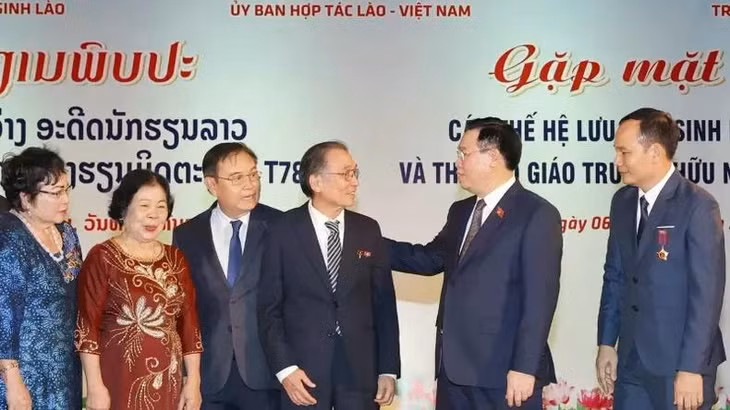 Chủ tịch Quốc hội Vương Đình Huệ, Chủ tịch Quốc hội Lào Saysomphone Phomvihane và đại biểu với các thế hệ lưu học sinh và cán bộ, giáo viên Trường Hữu nghị T78. (Ảnh: Doãn Tấn/TTXVN)