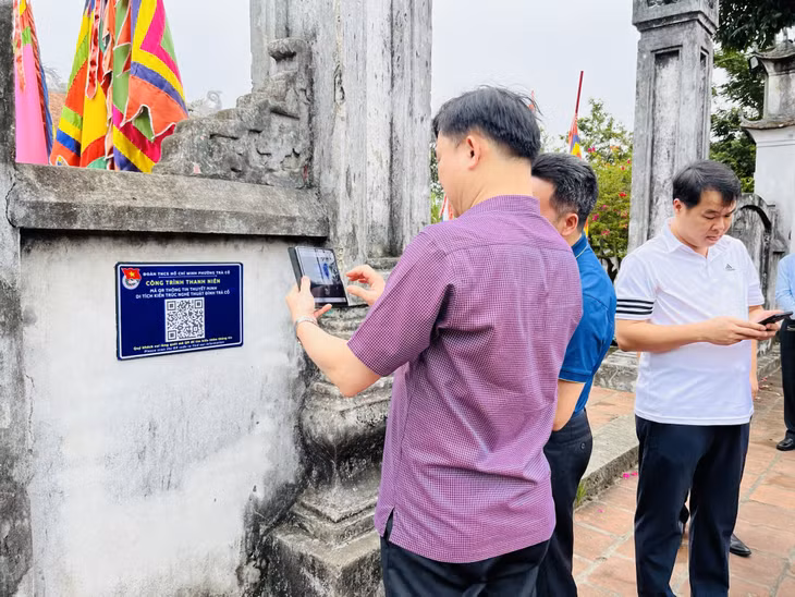 Du khách quét mã QR tại điểm du lịch Đền Xã Tắc (TP Móng Cái).