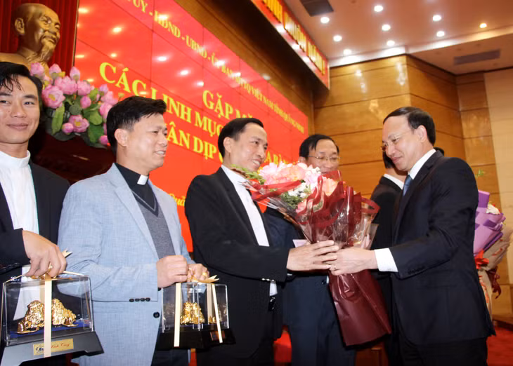 Đồng chí Nguyễn Xuân Ký, Ủy viên Trung ương Đảng, Bí thư Tỉnh ủy, Chủ tịch HĐND tỉnh, tặng hoa cho các linh mục.Đồng chí Nguyễn Xuân Ký, Ủy viên Trung ương Đảng, Bí thư Tỉnh ủy, Chủ tịch HĐND tỉnh, tặng hoa cho các linh mục.
