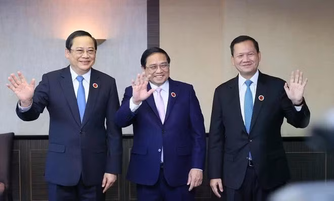 Thủ tướng Phạm Minh Chính cùng Thủ tướng Lào Sonexay Siphandone và Thủ tướng Campuchia Hun Manet. (Ảnh: Dương Giang/TTXVN)