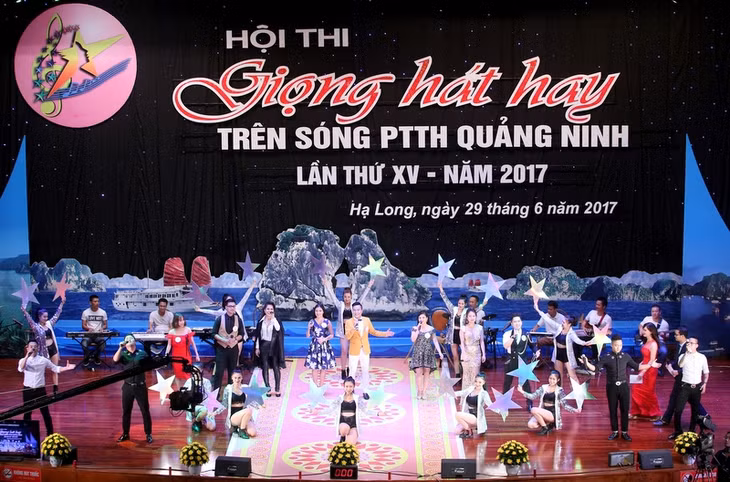 Đêm Chung kết xếp hạng Hội thi Giọng hát hay trên sóng PT-TH Quảng Ninh năm 2017. Ảnh: Đỗ Quang