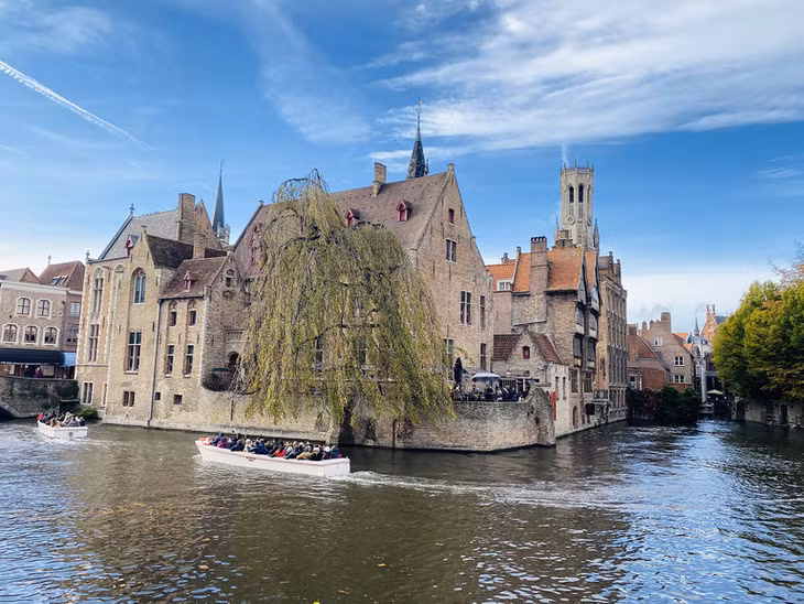 Bruges có thể sánh ngang với những đô thị, làng cổ, thị trấn nổi tiếng của Pháp, Đức, Italia... (Ảnh: Hạ Phương)
