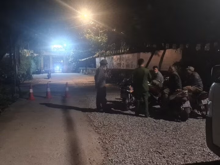 Lực lượng chức năng đang bảo vệ hiện trường.