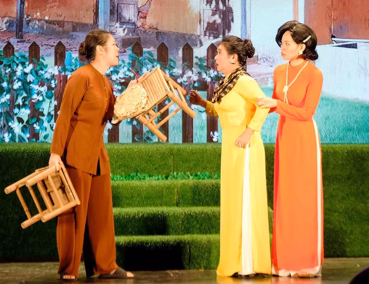 Nghệ sĩ Hồng Vân (bìa trái) và Thanh Thủy (giữa) vào vai hai bà sui khắc khẩu trong Bông cánh cò