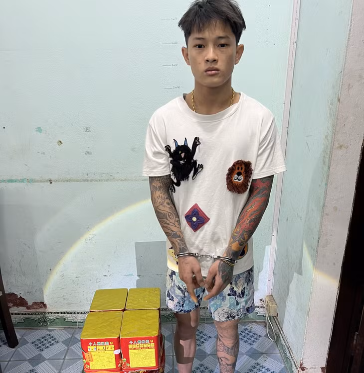 Cao Văn Nghĩa cùng số pháo tang vật.