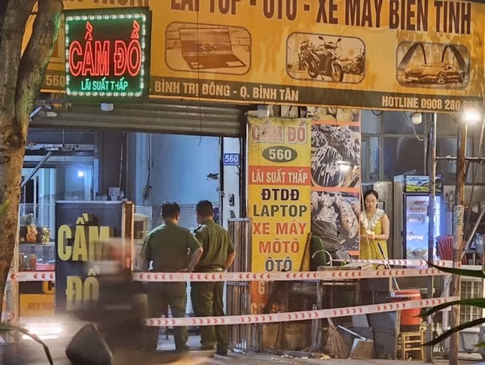 Cảnh sát phong tỏa tiệm cầm đồ - nơi xảy ra án mạng. Ảnh: Hồ Đinh