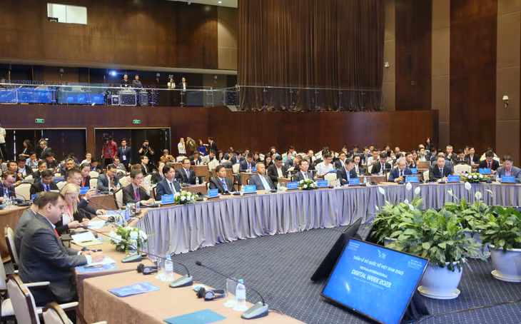 Các đại biểu lắng nghe các ý kiến tham luận, chia sẻ kinh nghiệm, cách làm hay xung quanh vấn đề phát triển và quản lý AI.