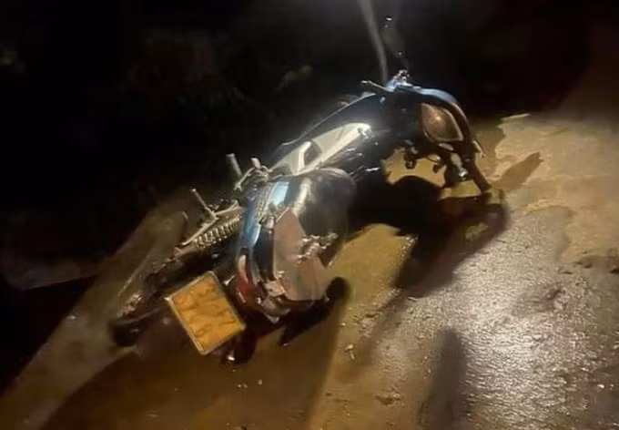 Xe máy chở ba nạn nhân tại hiện trường vụ tai nạn. Ảnh: Hùng Lê