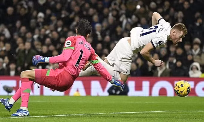 Tottenham (áo trắng) sẩy chân trước West Ham trên sân Tottenham Hotspur, thành phố London, vòng 15 Ngoại hạng Anh tối 7/12/2023. Ảnh: Reuters
