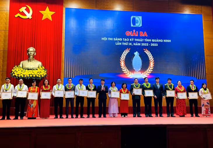 Các tác giả, nhóm tác giả đoạt giải Ba.