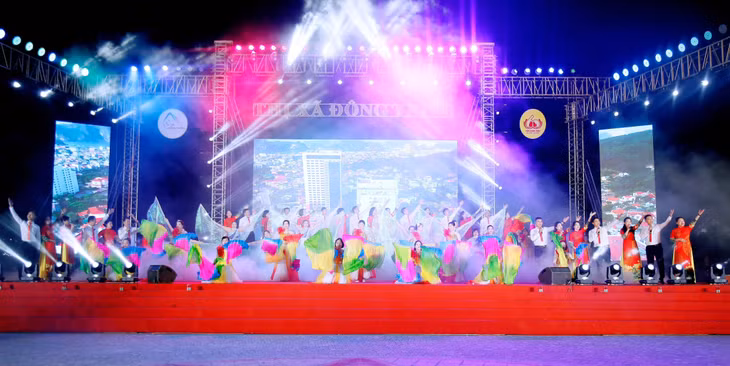 Chương trình nghệ thuật chào mừng kỷ niệm 60 năm Ngày thành lập tỉnh Quảng Ninh tại TX Đông Triều. Ảnh: Lê Đại (CTV)