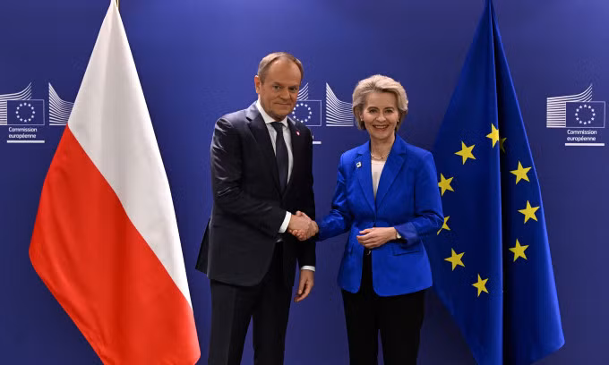 Thủ tướng Ba Lan Donald Tusk gặp Chủ tịch Ủy ban châu Âu Ursula von der Leyen tại Brussels, Bỉ ngày 15/12. Ảnh: AFP