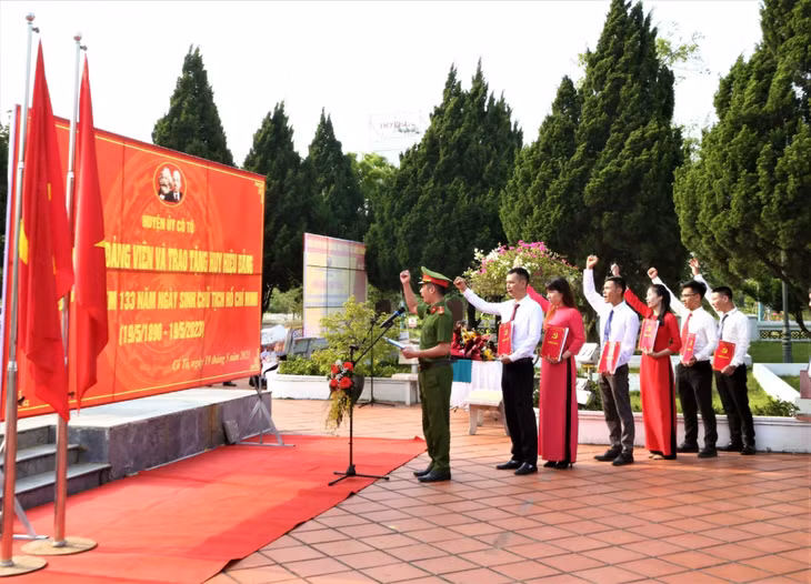 Huyện ủy Cô Tô tổ chức lễ kết nạp đảng viên nhân dịp kỷ niệm 133 năm Ngày sinh Chủ tịch Hồ Chí Minh, tháng 5/2023. Ảnh: Trung tâm TT&amp;VH Cô Tô