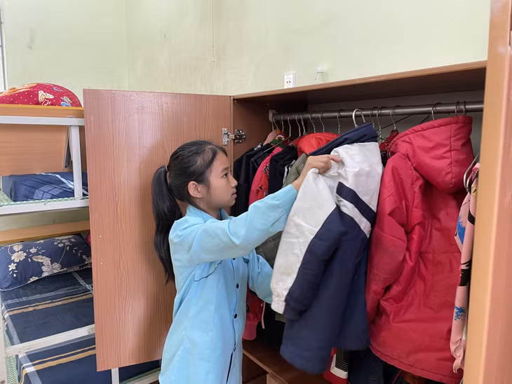 Học sinh Trường PTDTBT Tiểu học và THCS Đồng Văn (huyện Bình Liêu) có đủ áo ấm đến trường.