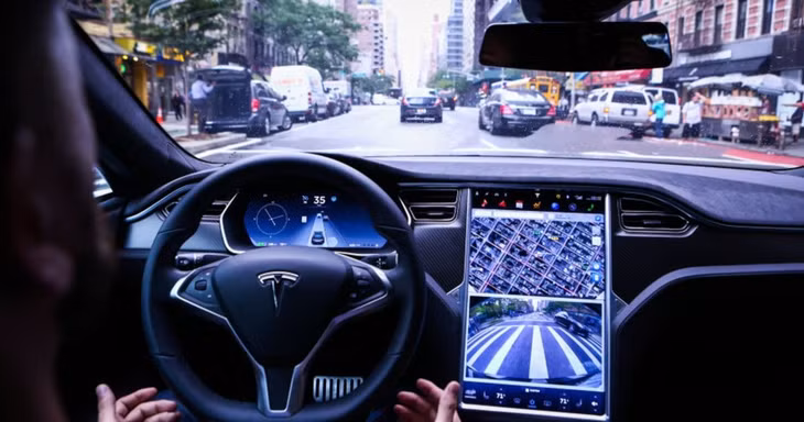 Việc cập nhật phần mềm có thể ngăn tài xế sử dụng tính năng Autosteer trên xe Tesla nếu không đặt tay trên vô lăng (Ảnh minh họa: Bloomberg).