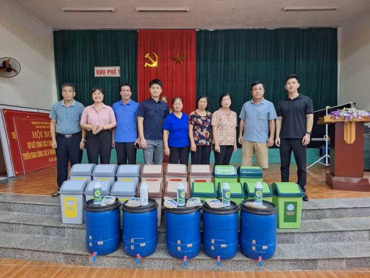 Đơn vị thực hiện đề tài chuyển giao kỹ thuật và tặng dụng cụ xử lý rác thải hữu cơ tại hộ gia đình cho người dân thị trấn Ba Chẽ, huyện Ba Chẽ. Ảnh: Đơn vị cung cấp.