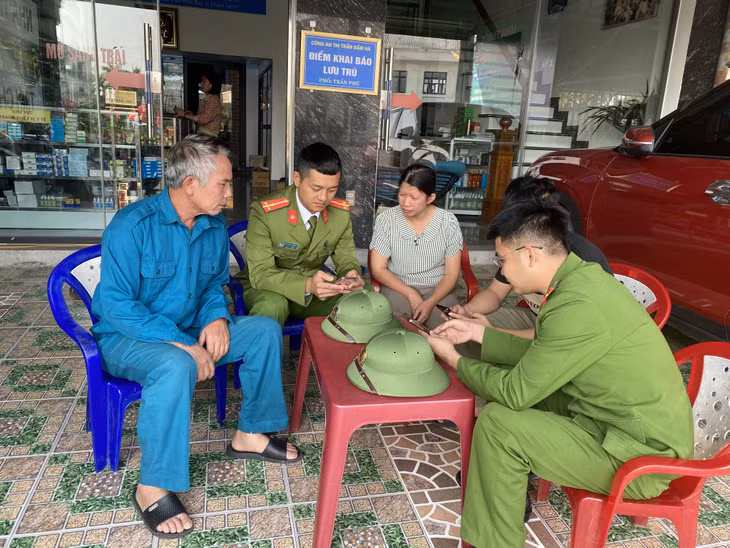 Công an thị trấn Đầm Hà cài đặt định danh điện tử cho người dân tại nhà.