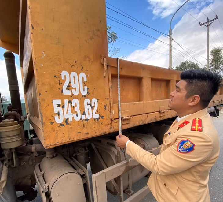 Lực lượng Công an thị xã đã tiến hành kiểm tra, rà soát lại tất cả phương tiện hoạt động vận tải vật liệu trên địa bàn
