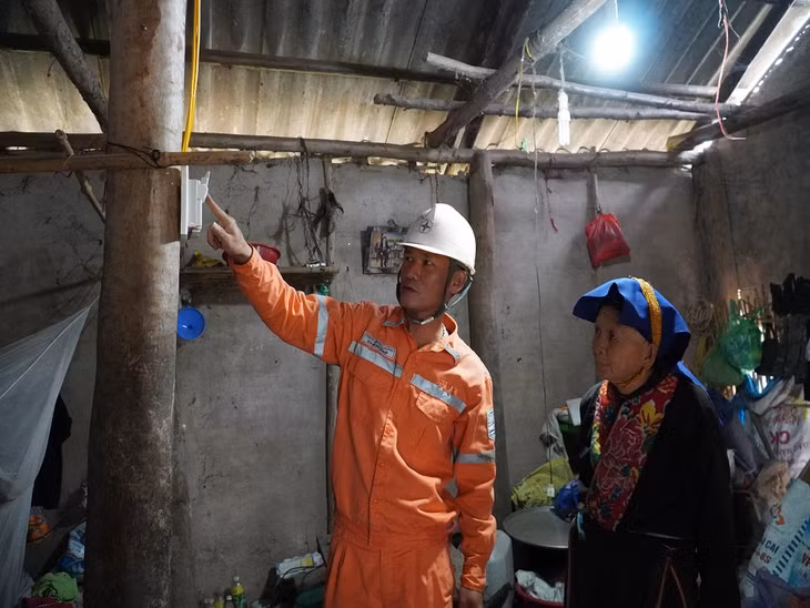 Công nhân Điện lực Ba Chẽ sửa chữa điện cho hộ nghèo nhân Tháng Tri ân khách hàng năm 2022.