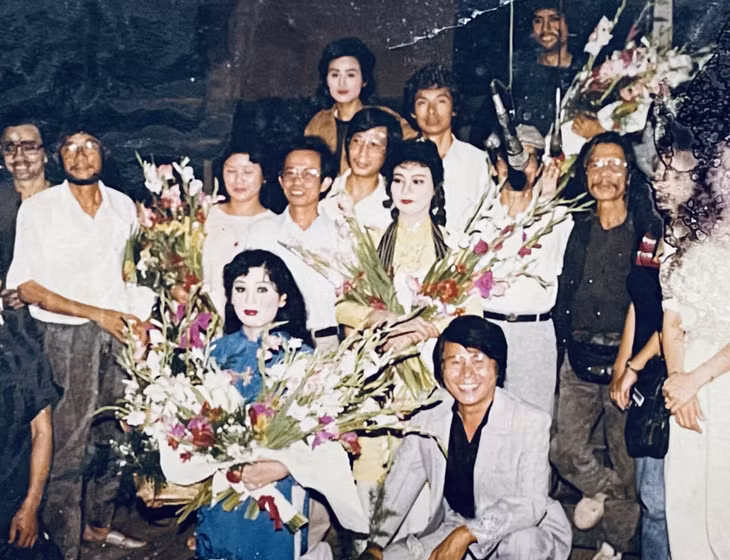Nghệ sĩ Thanh Hường (áo vàng ở giữa) cùng thành viên Đoàn Cải lương Quảng Ninh tham dự Hội diễn Cải lương toàn quốc năm 1990 tại Hải Phòng với vở diễn "Bỉ vỏ" và giành Huy chương Vàng.
