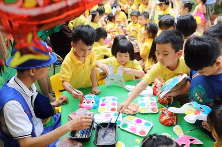 Học sinh mầm non tham gia giờ học ngoại khóa. Ảnh: Thanh Tùng/TTXVN