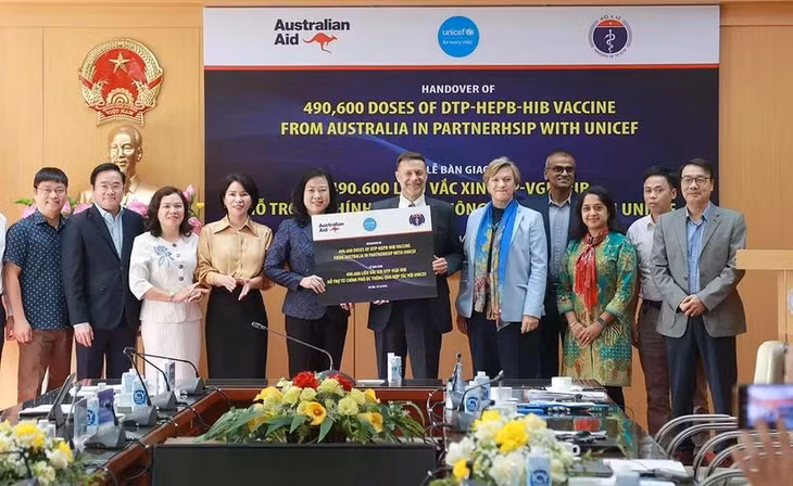 Chính phủ Australia viện trợ cho Việt Nam thông qua Quỹ nhi đồng Liên hiệp quốc UNICEF 490.600 liều vaccine 5 trong 1. (Ảnh: T.M/Vietnam+)