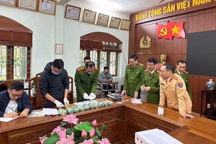 Cơ quan công an xác định khối lượng, lấy mẫu giám định chất ma túy. (Ảnh: Công an tỉnh Lai Châu)