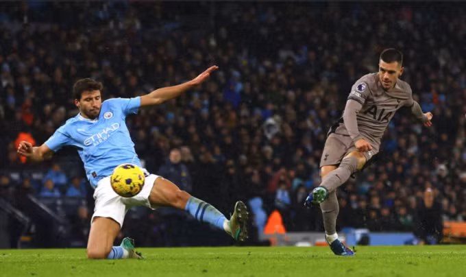 Lo Celso tận dụng sai lầm của Man City để gỡ hòa 2-2 cho Tottenham. Ảnh: Reuters