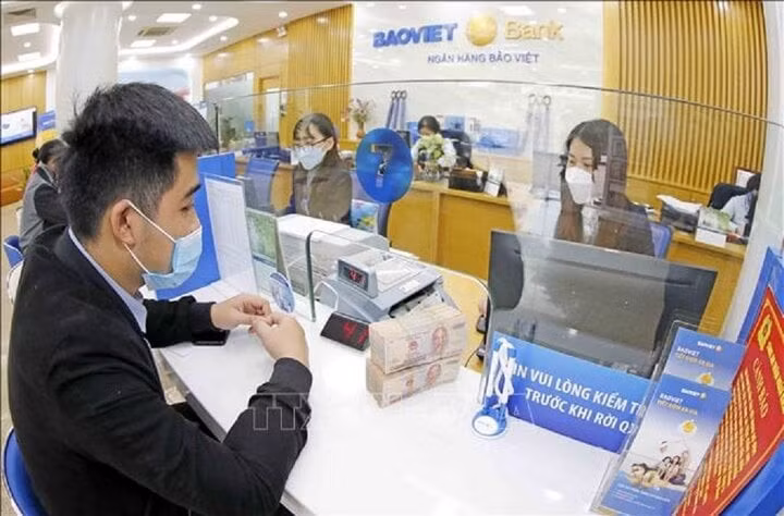 Khách hàng làm thủ tục vay tại Ngân hàng TMCP Bảo Việt. (Ảnh: Trần Việt/TTXVN)