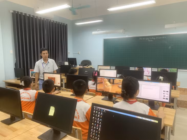 Hệ thống máy tính được nhà trường trang sắm đầy đủ, giúp học sinh thuận lợi trong học tập.