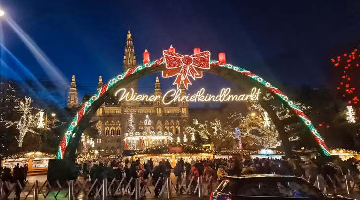 Thời điểm này, tại Vienna – thủ đô nước Áo đang lung linh sắc màu Giáng sinh, thu hút nhiều người dân địa phương và khách tham quan. Ảnh: Nguyễn Tất Thịnh