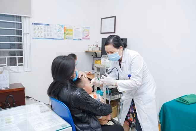 PGS.TS Nguyễn Thị Hoài An - Giám đốc chuyên môn Bệnh viện An Việt thăm khám cho người bệnh. Ảnh: Hải Phạm