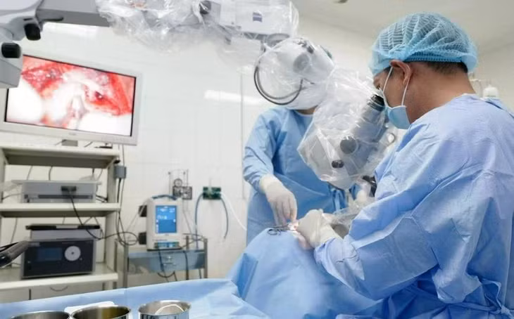 Bác sỹ Bệnh viện Tai mũi họng TP.HCM phẫu thuật cấy ốc tai điện tử cho người bệnh. (Ảnh: TTXVN phát)