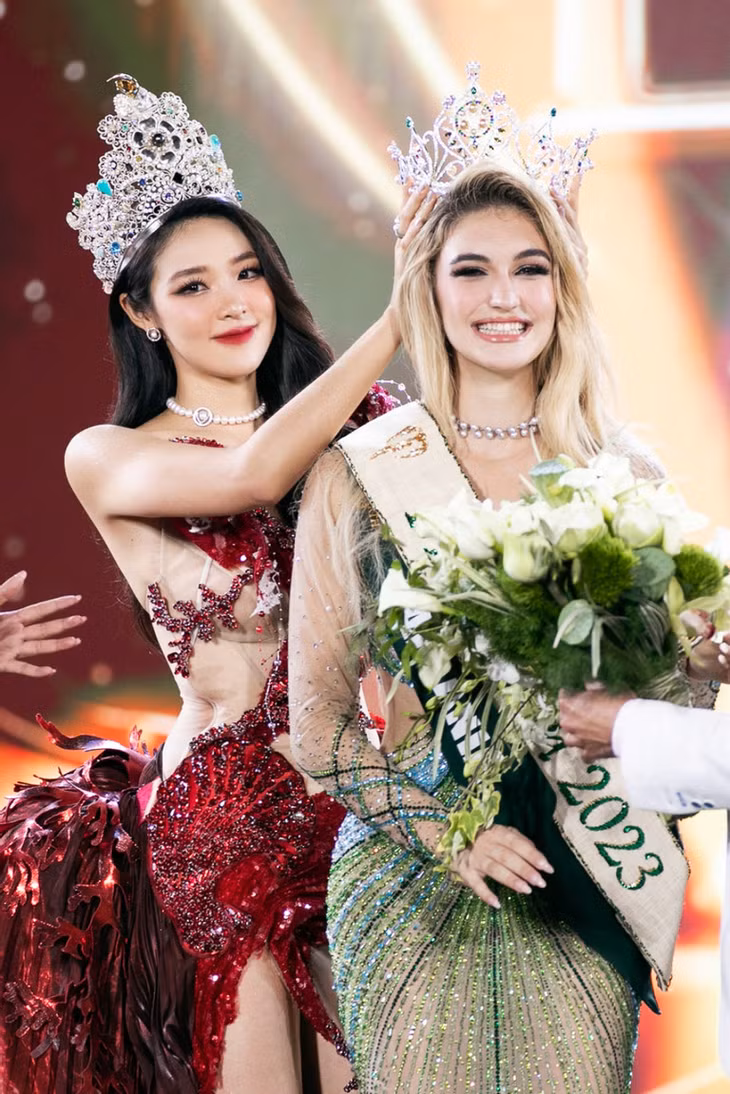 Mina Sue Choi trao vương miện cho người kế nhiệm.