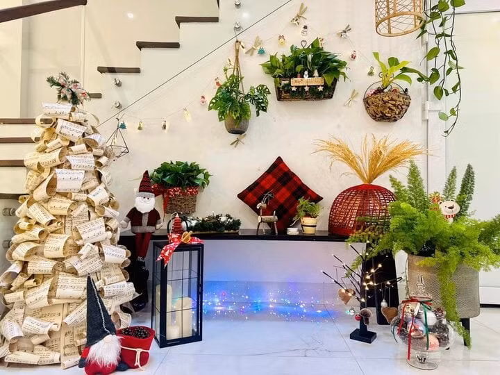 Cây thông Noel bằng giấy cũng là một ý tưởng trang trí Giáng sinh 2023 độc đáo mà bạn có thể áp dụng. (Ảnh: Huong Phan)