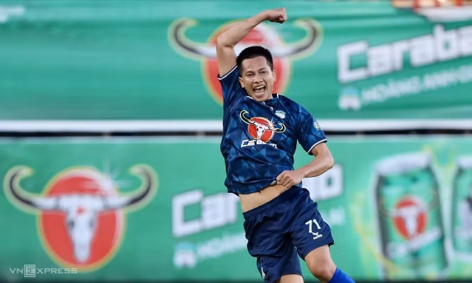 Hậu vệ A Hoàng mừng sau ghi ghi bàn mở tỷ số trận HAGL thắng Hà Nội FC 2-0 trên sân Pleiku ở vòng 8 V-League 2023-2024 ngày 27/12. Ảnh: Minh Trần