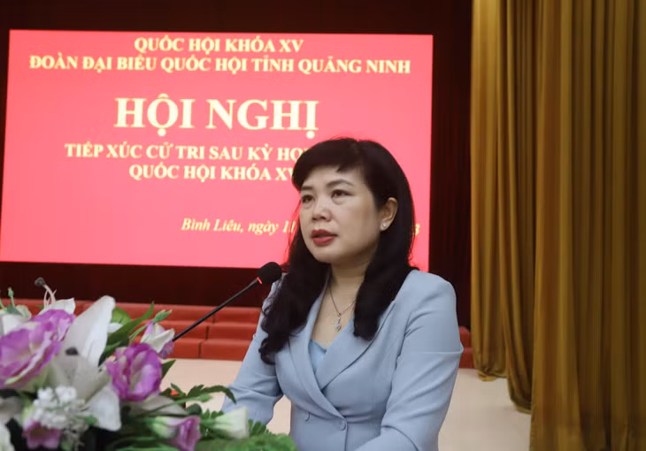 Đồng chí Nguyễn Thị Thu Hà, Phó Trưởng đoàn Đại biểu Quốc hội tỉnh, phát biểu tại buổi tiếp xúc cử tri.