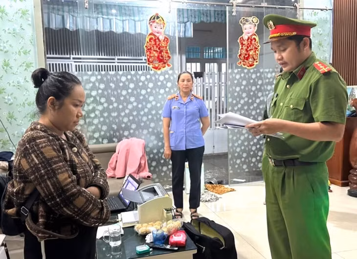 Cơ quan CSĐT Công an Đà Nẵng tống đạt quyết định bắt tạm giam đối với Bùi Thị Thu Nguyệt và Nguyễn Thị khánh Vân tối 21/12.