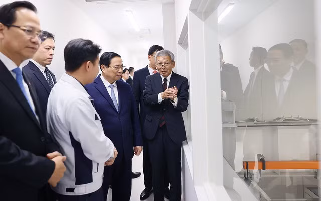 Thủ tướng nghe giới thiệu về hoạt động của công ty - Ảnh: VGP/Nhật Bắc