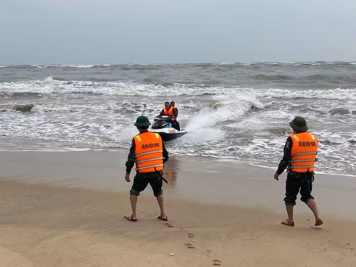 Lực lượng chức năng dùng mô tô nước tiếp cận, đưa ngư dân gặp nạn vào bờ (Ảnh: Phùng Hiếu).