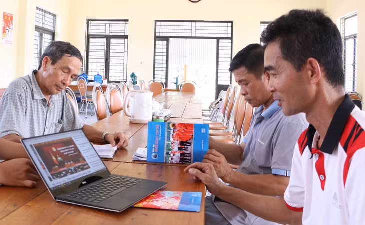 Cử tri phường phường Yên Thanh (TP Uông Bí) theo dõi thông tin Kỳ họp thứ 14, HĐND tỉnh khóa XIV trên Báo Quảng Ninh điện tử.
