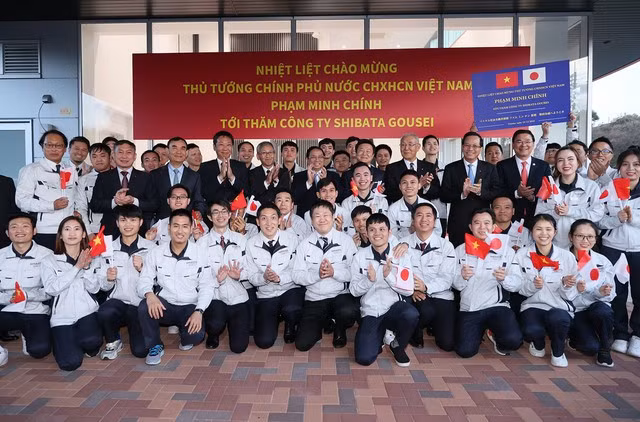 Thủ tướng chụp ảnh lưu niệm tại Công ty Shibata Gousei - Ảnh: VGP/Nhật Bắc