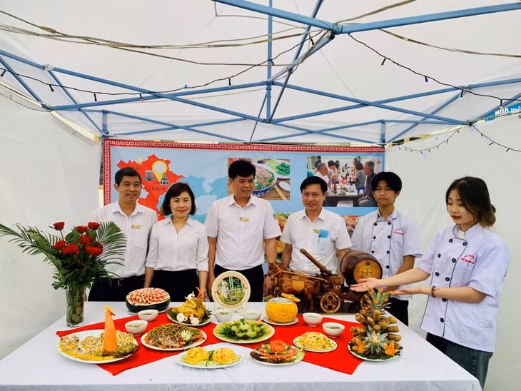 Dạy nghề nấu ăn.