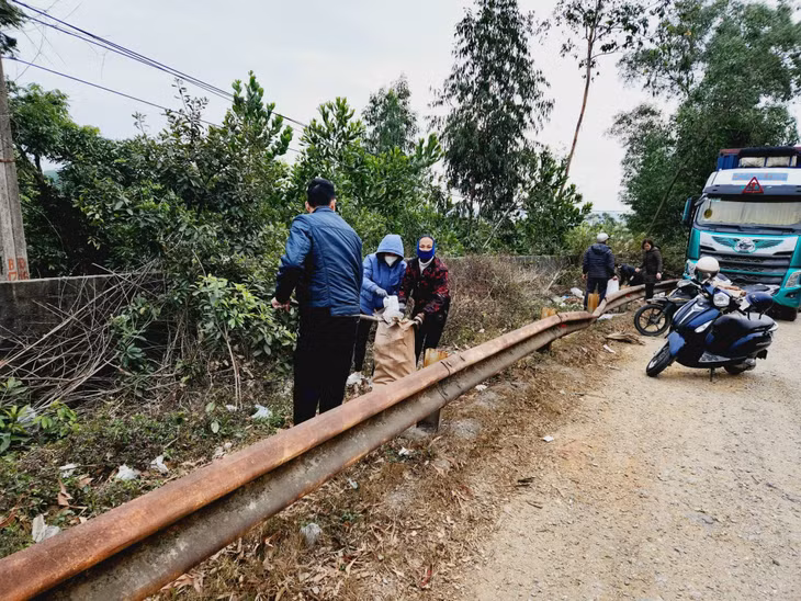 Các xã, phường trên địa bàn thành phố ra quân tổng vệ sinh môi trường.