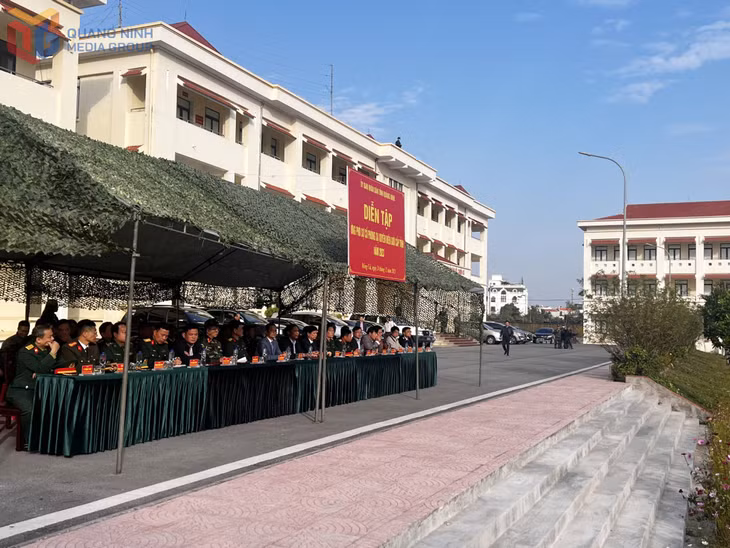 Các đại biểu theo dõi diễn tập thực hành xử lý tình huống giả định