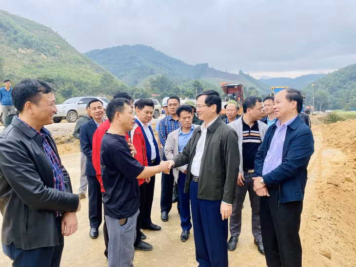 Đồng chí Vũ Quyết Tiến, Bí thư Thành ủy Hạ Long trò chuyện, lắng nghe các kiến nghị của người dân xã Đồng Lâm liên quan đến công tác GPMB.