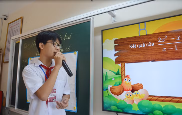 Học sinh Trường THCS Trọng Điểm (TP Hạ Long) trình bày kết quả bài làm trên bảng thông minh.