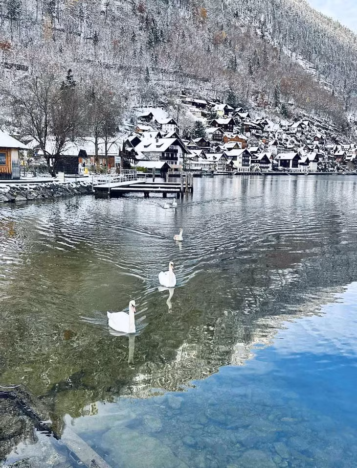 Dựa lưng vào núi Dachstein, mặt ngoài hướng ra hồ Hallstättersee, Hallstatt được xem là một trong những ngôi làng đẹp bậc nhất nước Áo, và cả châu Âu. Tháng 5-2023 vừa qua, tạp chí du lịch Mỹ CnTraveller cũng đã xếp Hallstatt (cùng với Sa Pa của Việt Nam) vào danh sách 50 thị trấn đẹp nhất thế giới. Ảnh: Lưu Minh Tâm