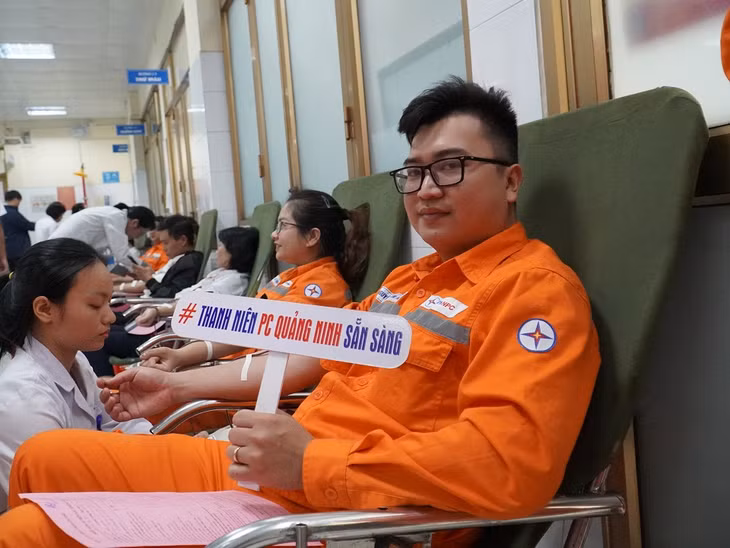 Đoàn viên thanh niên PC Quảng Ninh tích cực hưởng ứng Tuần lễ hồng EVN lần thứ IX.